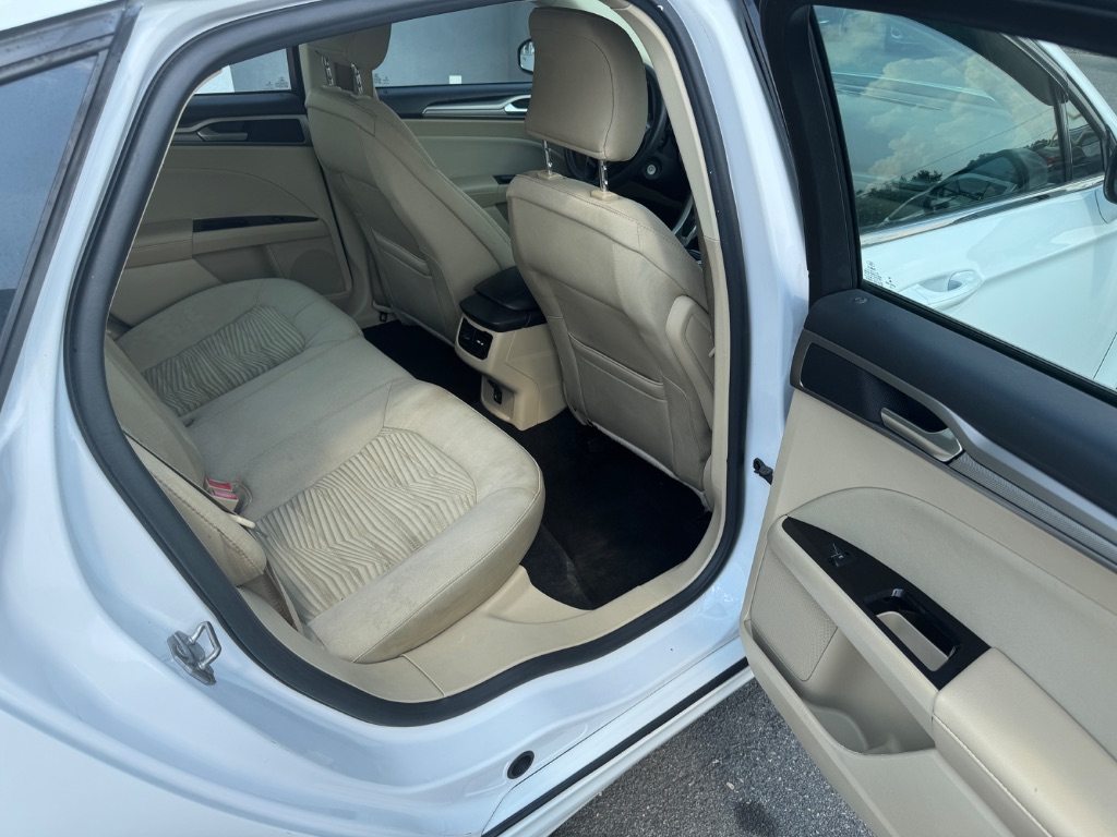 2016 Ford Fusion SE - Photo 8