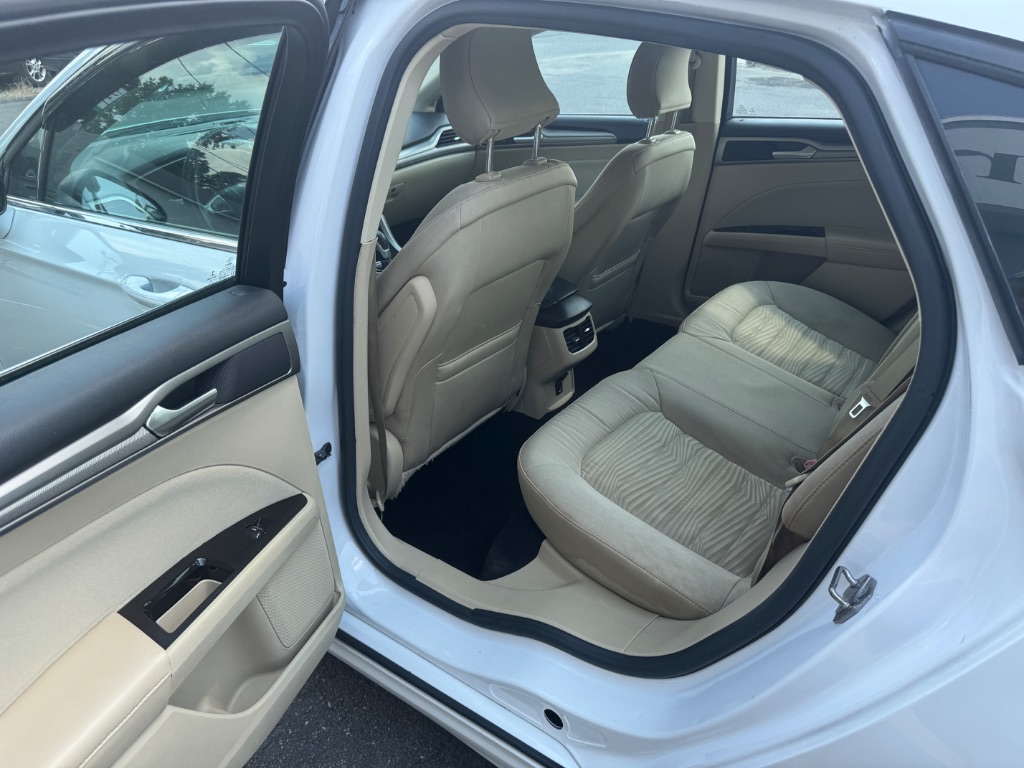 2016 Ford Fusion SE - Photo 6