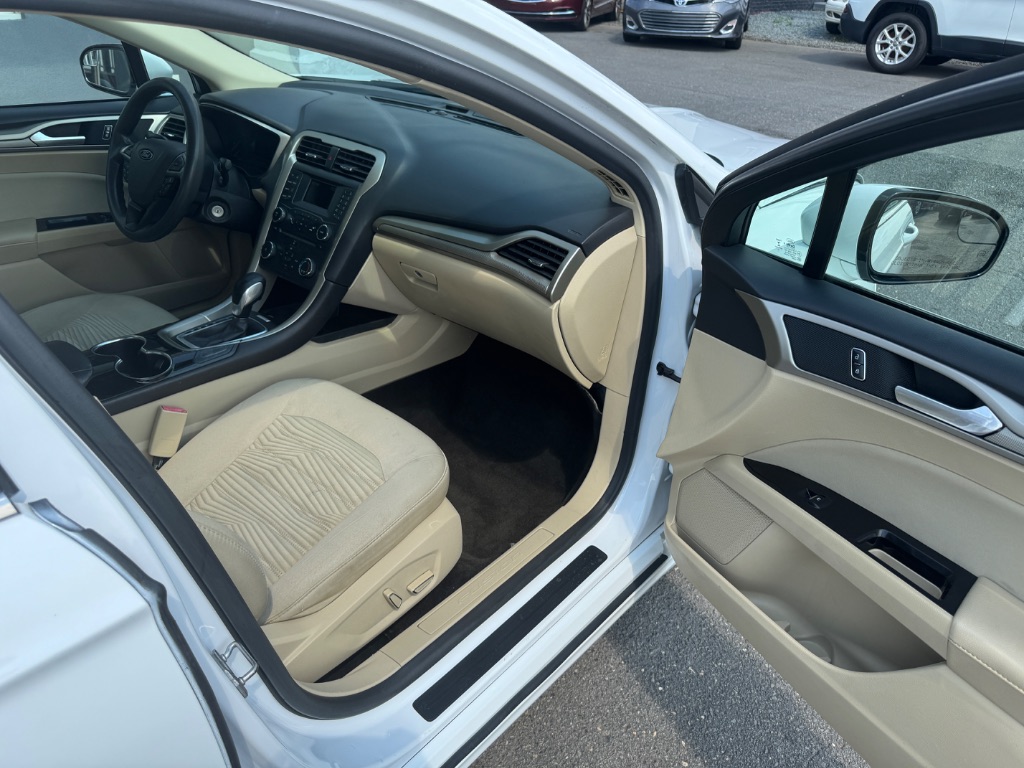2016 Ford Fusion SE - Photo 9