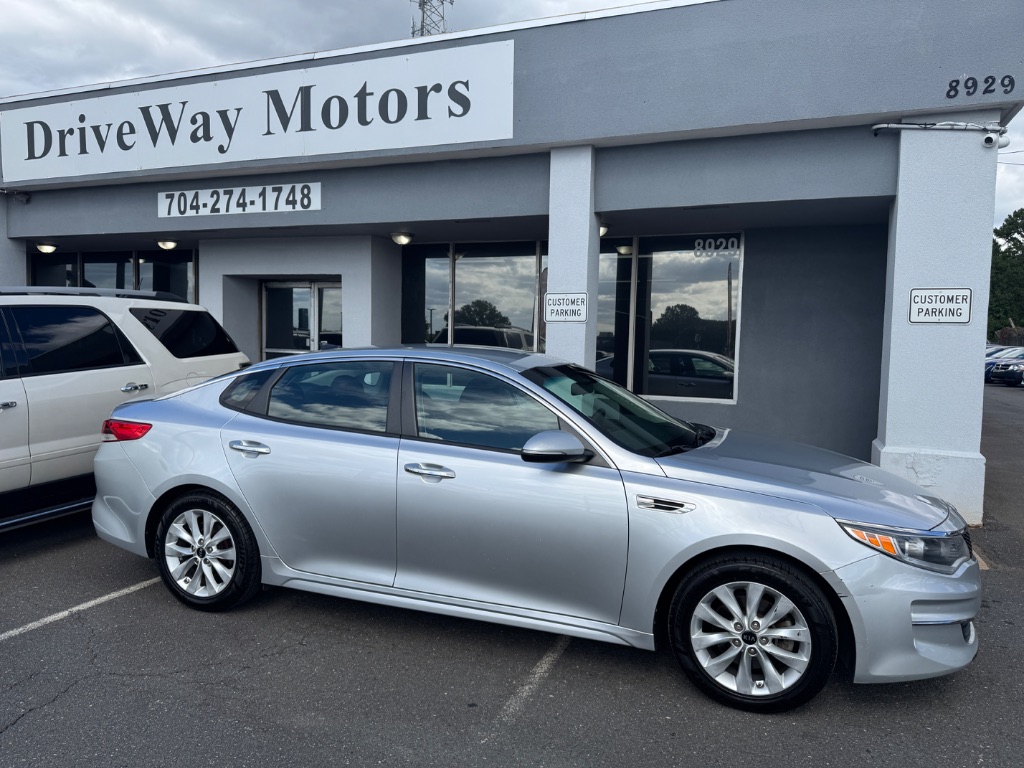 2017 Kia Optima LX's photo